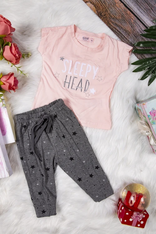 بيجاما بناتي أنيقة قطعتين تي شيرت لون خربزي أكمام قصيرة بكتابات  مزخرفة من الأمام و بنطلون رمادي بطبعات نجوم