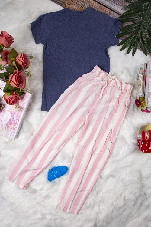 بيجاما بناتي أنيقة قطعتين تيشرت أكمام قصيرة بكتابات و رسوم ميكي و ميني ماوس و بنطلون سادة مخطط