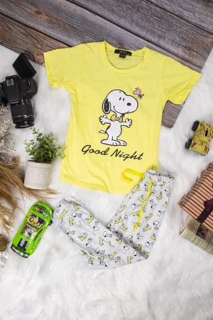 بيجاما بناتي أنيقة قطعتين تيشرت أكمام قصيرة بكتابات و رسوم ميكي و ميني ماوس و بنطلون سادة مخطط