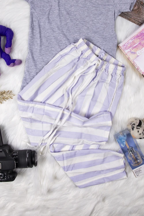 بيجاما بناتي أنيقة قطعتين تيشرت أكمام قصيرة بكتابات و رسوم ميكي و ميني ماوس و بنطلون سادة مخطط