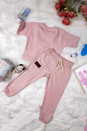 طقم بناتي قطعتين أنيق قطعتين تي شيرت أكمام قصيرة بكتابات ورسمة من الأمام و بنطلون بجيوب ورباط على الخصر  