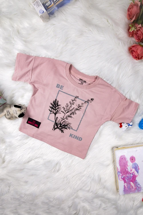 طقم بناتي قطعتين أنيق قطعتين تي شيرت أكمام قصيرة بكتابات ورسمة من الأمام و بنطلون بجيوب ورباط على الخصر