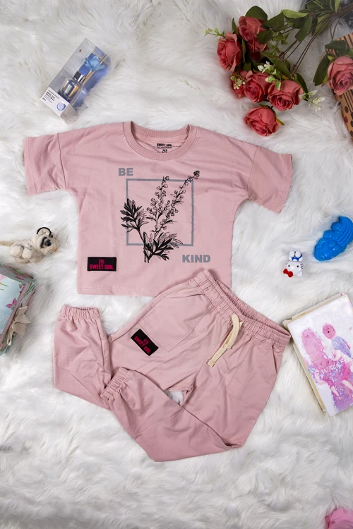 طقم بناتي قطعتين أنيق قطعتين تي شيرت أكمام قصيرة بكتابات ورسمة من الأمام و بنطلون بجيوب ورباط على الخصر