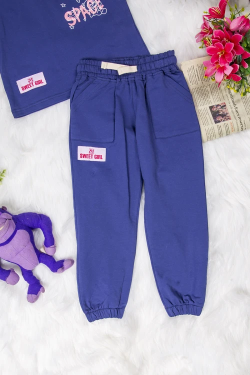 طقم بناتي قطعتين أنيق لون ازرق تي شيرت أكمام قصيرة بكتابات باللون الوردي من الأمام والخلف وبطلون بجيوب و رباط على الخصر