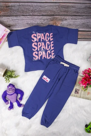 طقم بناتي قطعتين أنيق لون ازرق تي شيرت أكمام قصيرة بكتابات باللون الوردي من الأمام والخلف وبطلون بجيوب و رباط على الخصر 