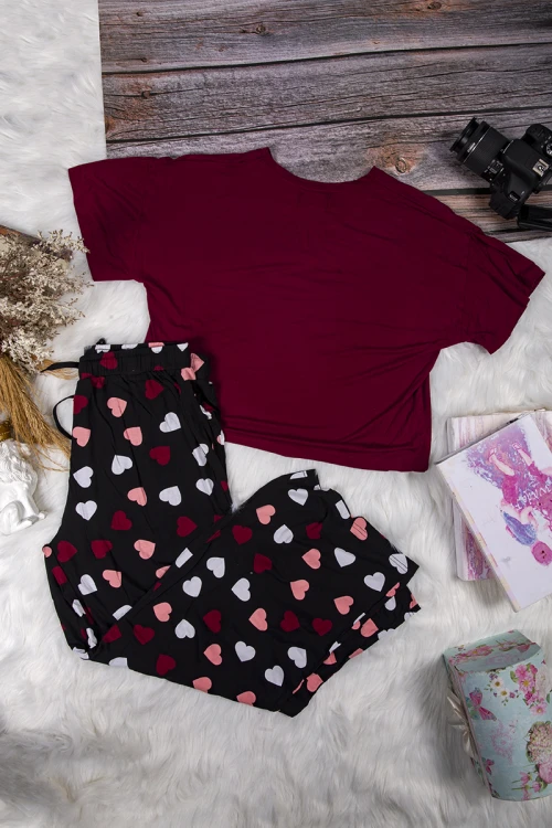 طقم نسائي  أنيق قطعتين تي شيرت أكمام قصيرة بكتابة من الأمام و بنطلون بأشكال قلوب و رباط على الخصر