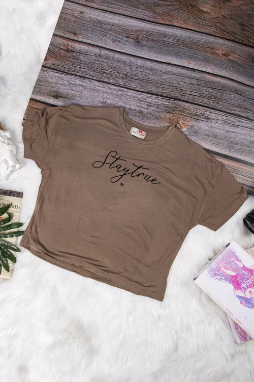 طقم نسائي  أنيق قطعتين تي شيرت أكمام قصيرة بكتابة من الأمام و بنطلون بأشكال قلوب و رباط على الخصر