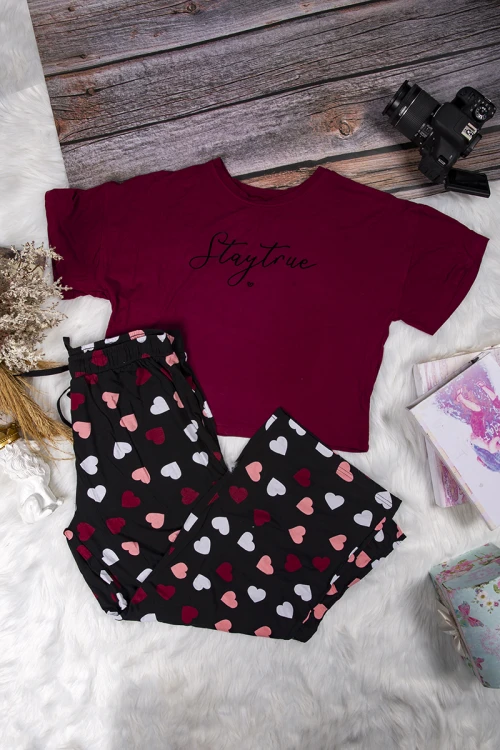 طقم نسائي  أنيق قطعتين تي شيرت أكمام قصيرة بكتابة من الأمام و بنطلون بأشكال قلوب و رباط على الخصر