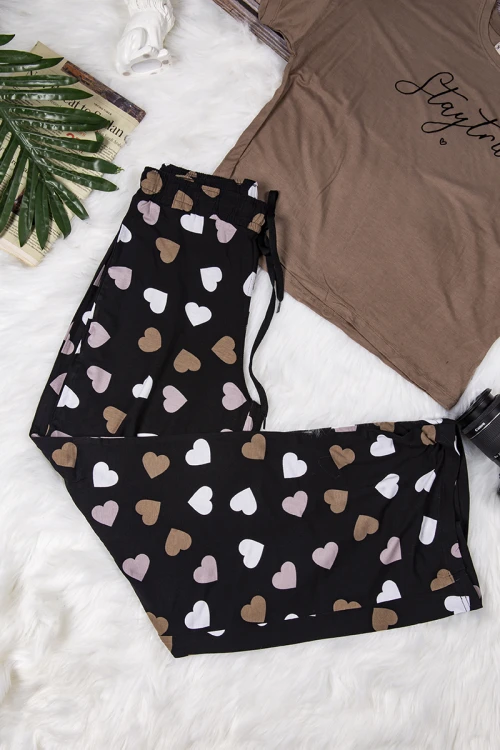 طقم نسائي  أنيق قطعتين تي شيرت أكمام قصيرة بكتابة من الأمام و بنطلون بأشكال قلوب و رباط على الخصر