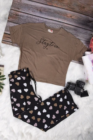 طقم نسائي  أنيق قطعتين تي شيرت أكمام قصيرة بكتابة من الأمام و بنطلون بأشكال قلوب و رباط على الخصر