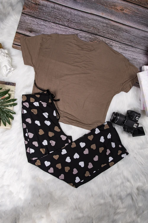 طقم نسائي  أنيق قطعتين تي شيرت أكمام قصيرة بكتابة من الأمام و بنطلون بأشكال قلوب و رباط على الخصر