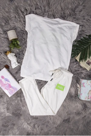 طقم نسائي  أنيق قطعتين تي شيرت أكمام قصيرة بكتابة من الأمام و بنطلون بأشكال قلوب و رباط على الخصر