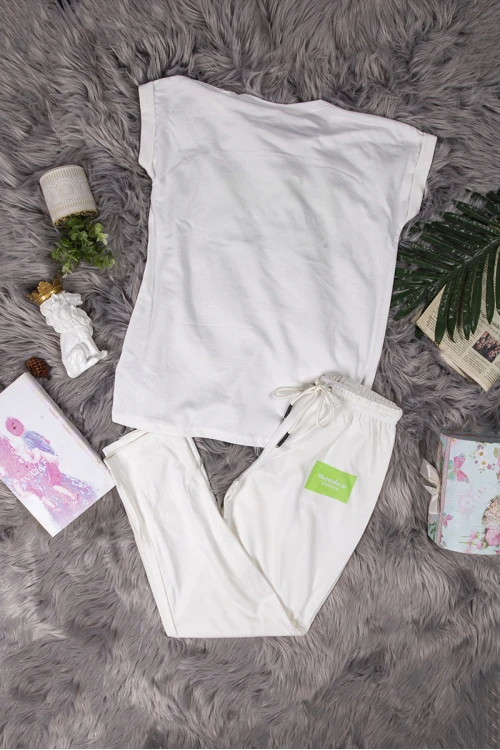 طقم نسائي  أنيق قطعتين تي شيرت أكمام قصيرة بكتابة من الأمام و بنطلون بأشكال قلوب و رباط على الخصر