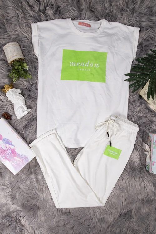 طقم نسائي  أنيق قطعتين تي شيرت أكمام قصيرة بكتابة من الأمام و بنطلون بأشكال قلوب و رباط على الخصر