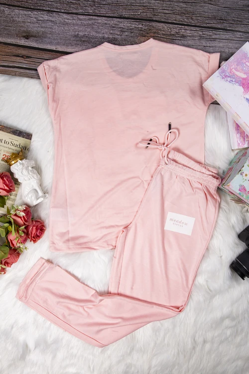 طقم نسائي  أنيق قطعتين تي شيرت أكمام قصيرة بكتابة من الأمام و بنطلون بأشكال قلوب و رباط على الخصر