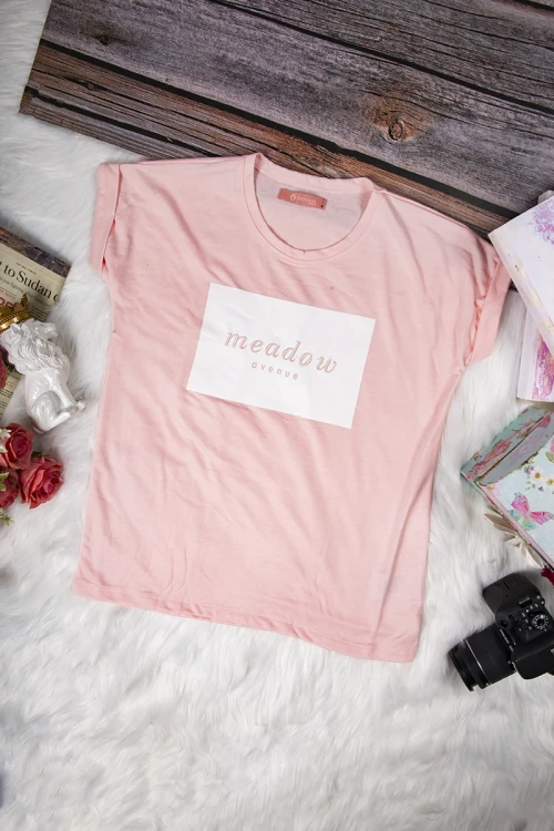 طقم نسائي  أنيق قطعتين تي شيرت أكمام قصيرة بكتابة من الأمام و بنطلون بأشكال قلوب و رباط على الخصر