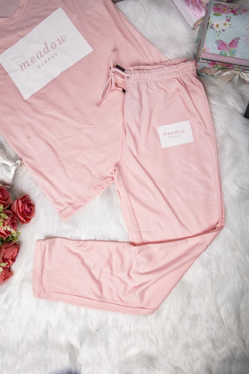 طقم نسائي  أنيق قطعتين تي شيرت أكمام قصيرة بكتابة من الأمام و بنطلون بأشكال قلوب و رباط على الخصر