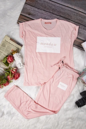 طقم نسائي  أنيق قطعتين تي شيرت أكمام قصيرة بكتابة من الأمام و بنطلون بأشكال قلوب و رباط على الخصر