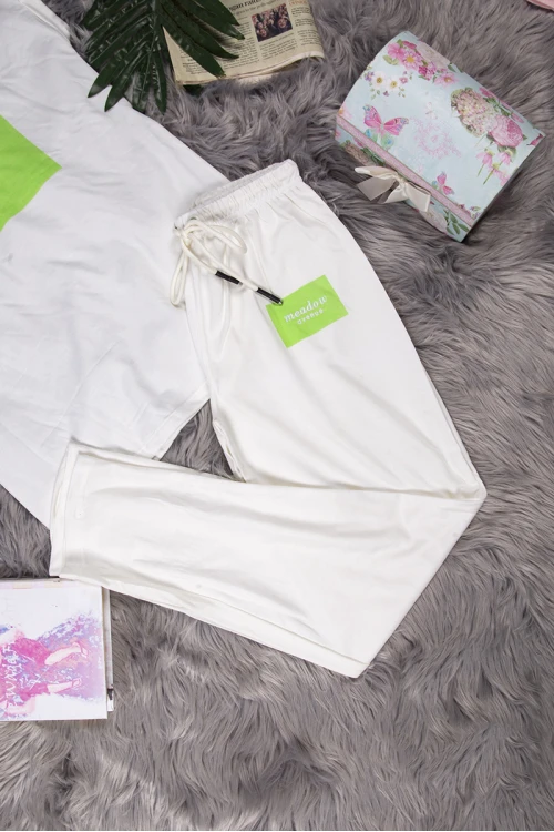 طقم نسائي  أنيق قطعتين تي شيرت أكمام قصيرة بكتابة من الأمام و بنطلون بأشكال قلوب و رباط على الخصر