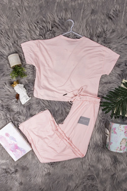 طقم نسائي أنيق قطعتين تي شيرت أكمام قصيرة بكتابات من الأمام و بنطلون برباط على الخصر