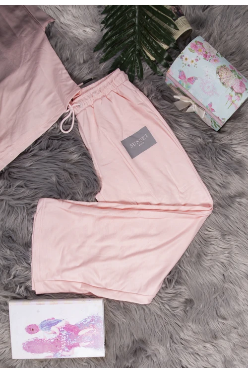 طقم نسائي أنيق قطعتين تي شيرت أكمام قصيرة بكتابات من الأمام و بنطلون برباط على الخصر