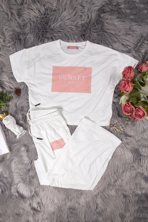طقم نسائي أنيق قطعتين تي شيرت أكمام قصيرة بكتابات من الأمام و بنطلون برباط على الخصر