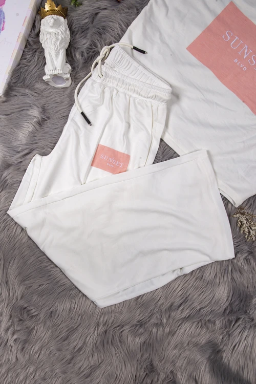 طقم نسائي أنيق قطعتين تي شيرت أكمام قصيرة بكتابات من الأمام و بنطلون برباط على الخصر