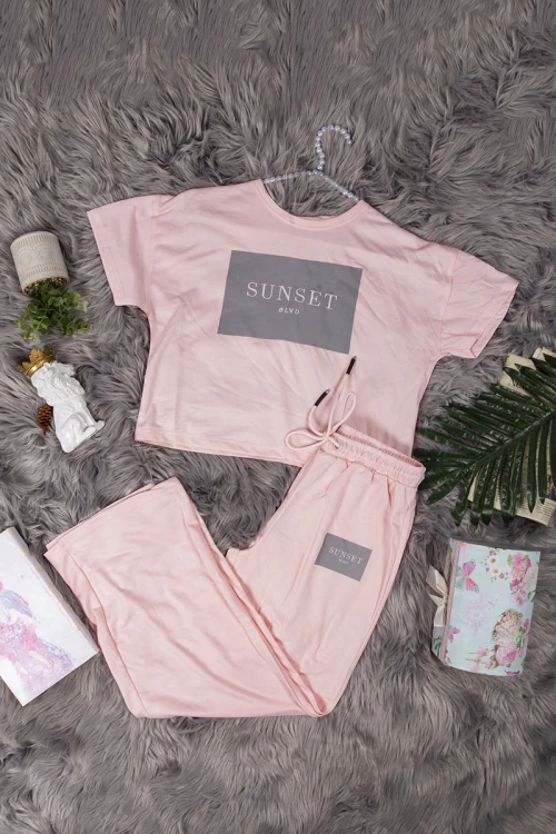طقم نسائي أنيق قطعتين تي شيرت أكمام قصيرة بكتابات من الأمام و بنطلون برباط على الخصر