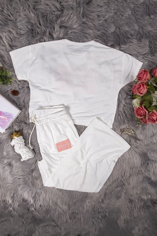 طقم نسائي أنيق قطعتين تي شيرت أكمام قصيرة بكتابات من الأمام و بنطلون برباط على الخصر