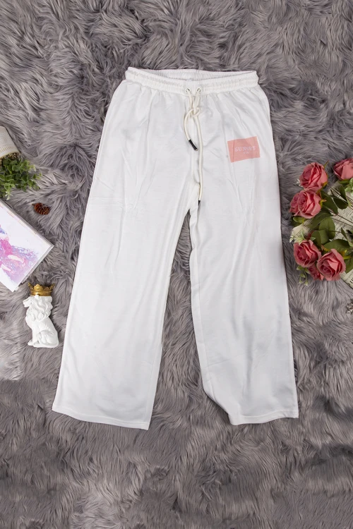 طقم نسائي أنيق قطعتين تي شيرت أكمام قصيرة بكتابات من الأمام و بنطلون برباط على الخصر