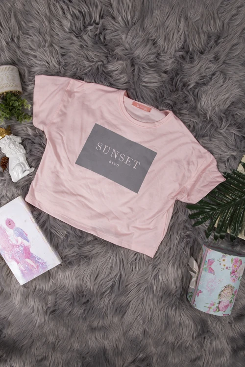 طقم نسائي أنيق قطعتين تي شيرت أكمام قصيرة بكتابات من الأمام و بنطلون برباط على الخصر