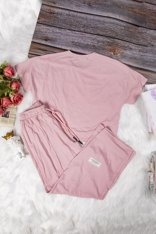 طقم نسائي أنيق قطعتين تي شيرت أكمام قصيرة بكتابات وجيوب من الأمام و بنطلون برباط على الخصر