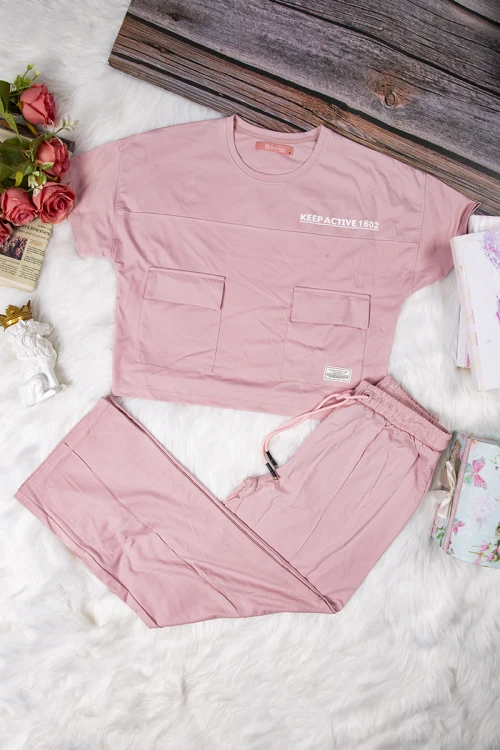 طقم نسائي أنيق قطعتين تي شيرت أكمام قصيرة بكتابات وجيوب من الأمام و بنطلون برباط على الخصر