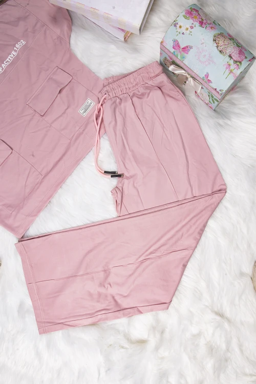 طقم نسائي أنيق قطعتين تي شيرت أكمام قصيرة بكتابات وجيوب من الأمام و بنطلون برباط على الخصر