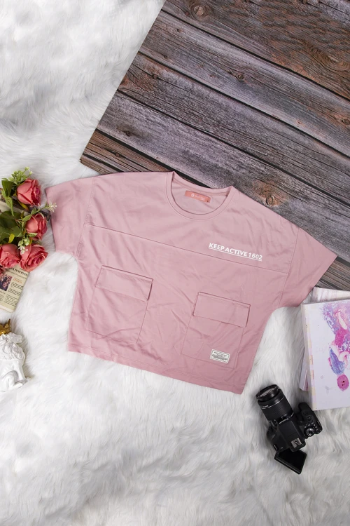 طقم نسائي أنيق قطعتين تي شيرت أكمام قصيرة بكتابات وجيوب من الأمام و بنطلون برباط على الخصر