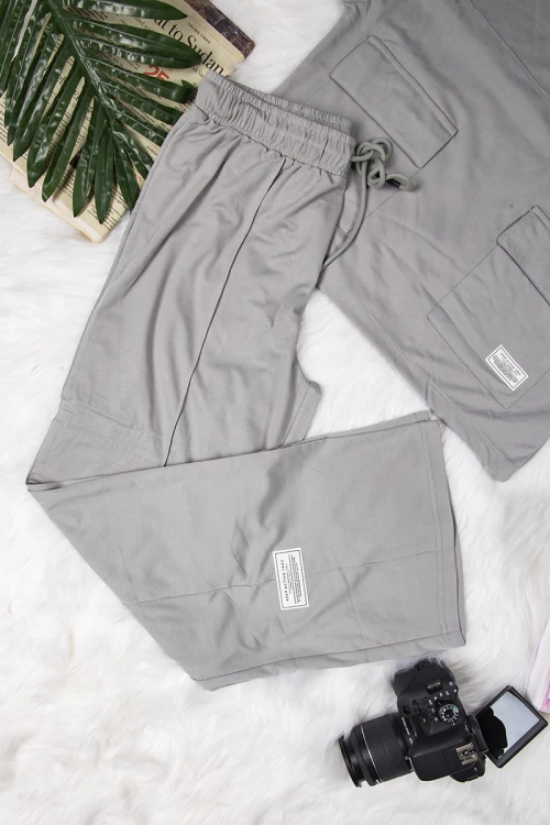 طقم نسائي أنيق قطعتين تي شيرت أكمام قصيرة بكتابات وجيوب من الأمام و بنطلون برباط على الخصر