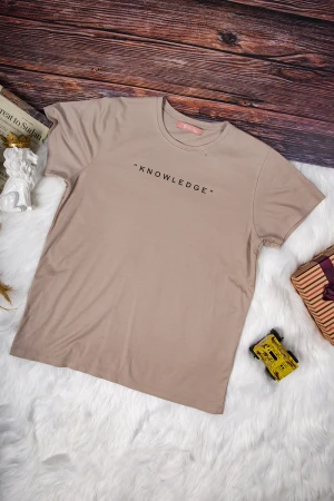 طقم نسائي أنيق قطعتين باللون البني تي شيرت بأكمام قصيرة بكتابة من الأمام و بنطلون برباط على الخصر