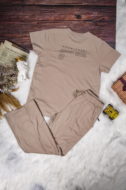 طقم نسائي أنيق قطعتين باللون البني تي شيرت بأكمام قصيرة بكتابة من الأمام و بنطلون برباط على الخصر