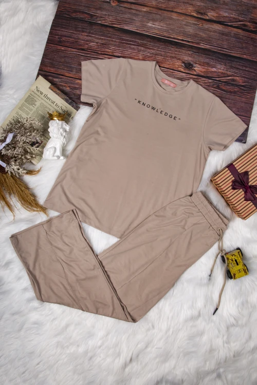 طقم نسائي أنيق قطعتين باللون البني تي شيرت بأكمام قصيرة بكتابة من الأمام و بنطلون برباط على الخصر