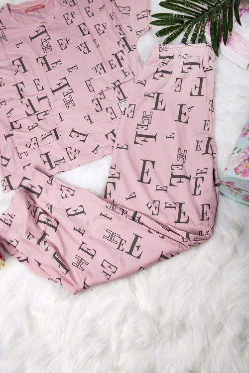 طقم نسائي أنيق قطعتين مزخرف بالحروف تي شيرت أكمام قصيرة بجيوب من الأمام و بنطلون برباط على الخصر