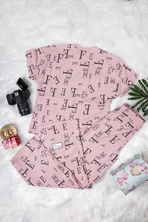 طقم نسائي أنيق قطعتين مزخرف بالحروف تي شيرت أكمام قصيرة بجيوب من الأمام و بنطلون برباط على الخصر