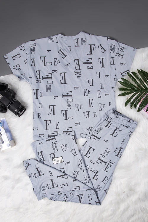 طقم نسائي أنيق قطعتين مزخرف بالحروف تي شيرت أكمام قصيرة بجيوب من الأمام و بنطلون برباط على الخصر