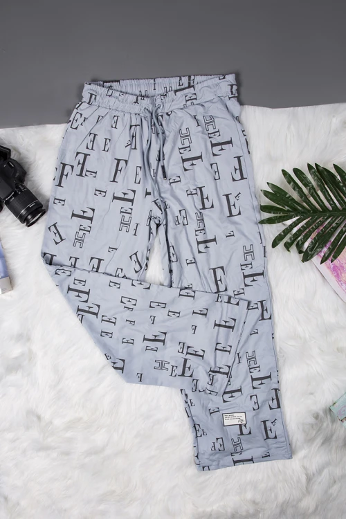 طقم نسائي أنيق قطعتين مزخرف بالحروف تي شيرت أكمام قصيرة بجيوب من الأمام و بنطلون برباط على الخصر