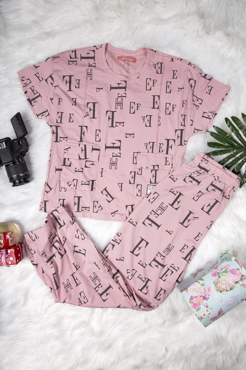 طقم نسائي أنيق قطعتين مزخرف بالحروف تي شيرت أكمام قصيرة بجيوب من الأمام و بنطلون برباط على الخصر