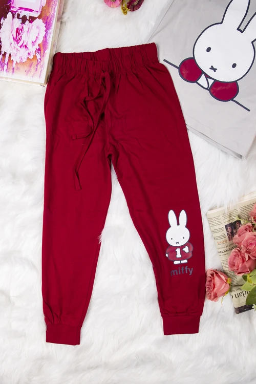 طقم بناتي أنيق قطعتين تي شيرت رمادي أكمام قصيرة برسوم وكتابات من الأمام و بنطلون برباط على الخصر