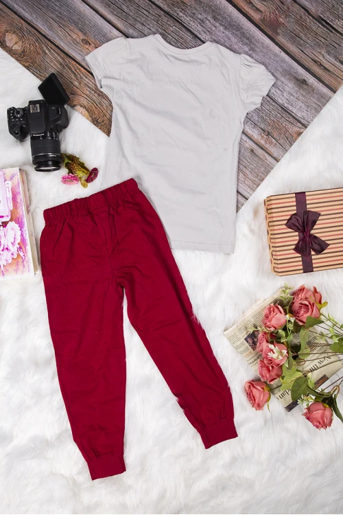 طقم بناتي أنيق قطعتين تي شيرت رمادي أكمام قصيرة برسوم وكتابات من الأمام و بنطلون برباط على الخصر