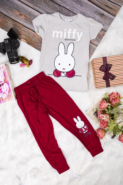 طقم بناتي أنيق قطعتين تي شيرت رمادي أكمام قصيرة برسوم وكتابات من الأمام و بنطلون برباط على الخصر