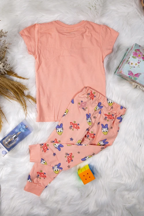 بيجاما بناتي أنيق قطعتين لون برتقالي تي شيرت بأكمام قصيرة و رسومات بطوط من الأمام وبطلون ضيق من الأسفل
