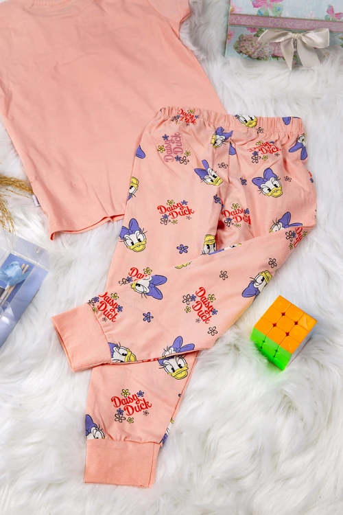 بيجاما بناتي أنيق قطعتين لون برتقالي تي شيرت بأكمام قصيرة و رسومات بطوط من الأمام وبطلون ضيق من الأسفل