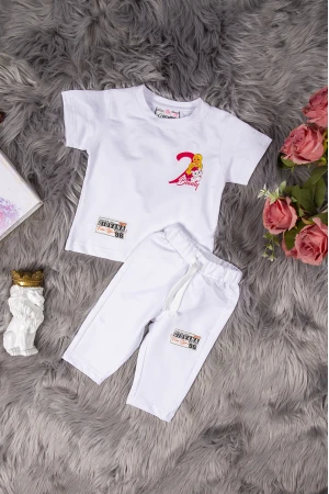 طقم بناتي أنيق قطعتين لون أبيض تي شيرت أكمام قصيرة بكتابات ورسوم من الأمام